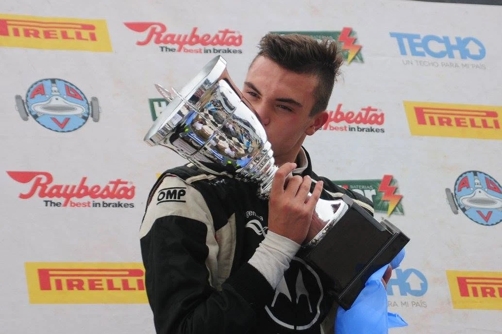 Baltazar celebra un trofeo en su etapa de fórmula