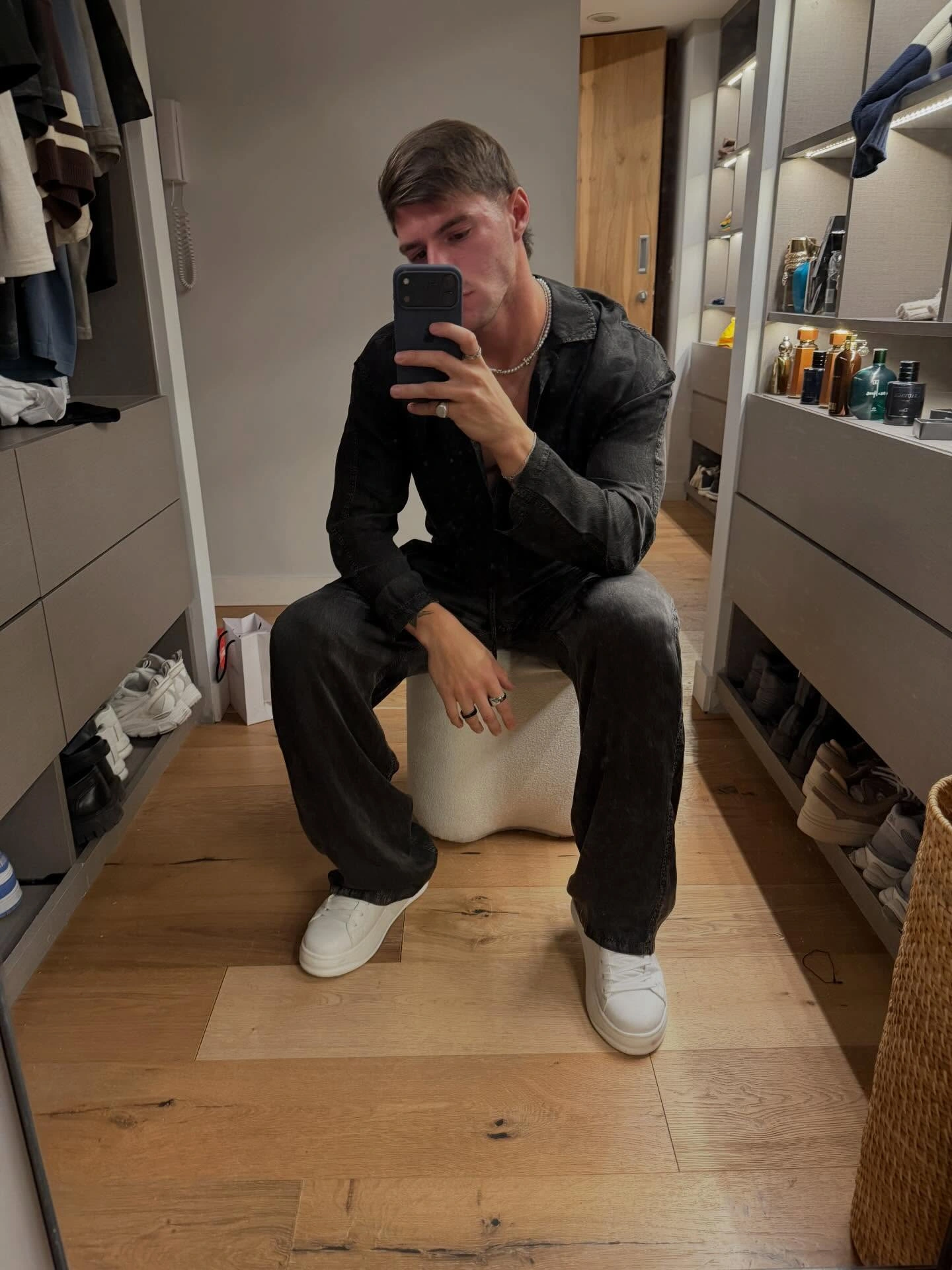 Marco Pellegrino con un look urbano negro