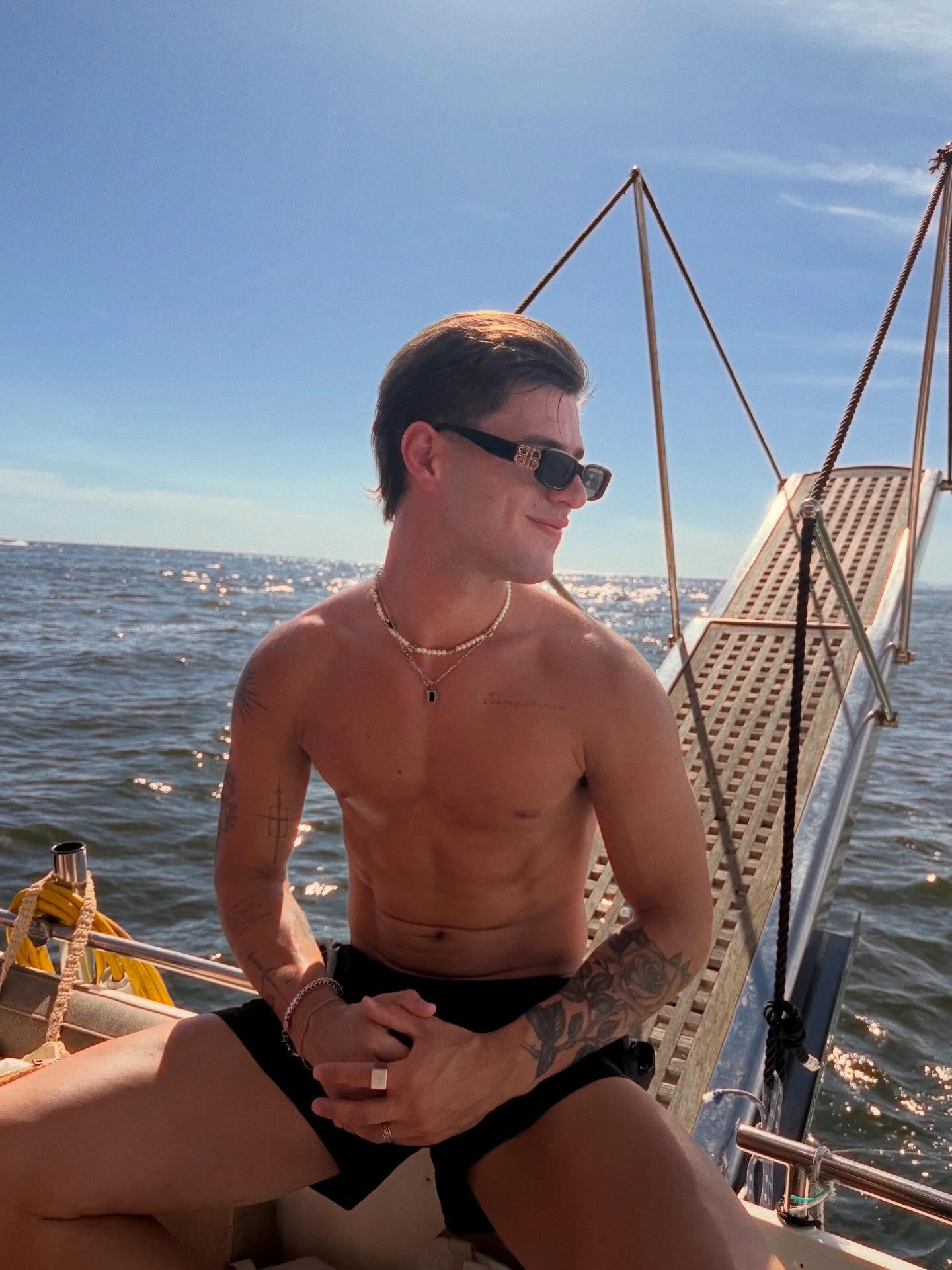 Marco Pellegrino en un paseo en barco en Uruguay